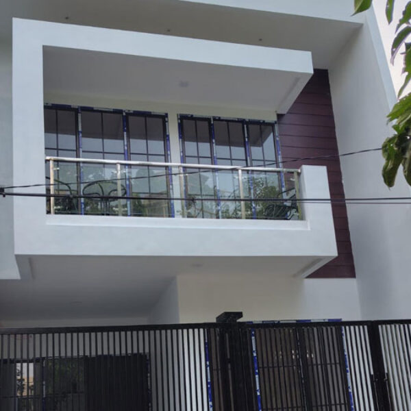 Dijual 1 Unit Rumah Baru Fasad Model American Classic di Meruya Utara, Kembangan - Jakarta Barat