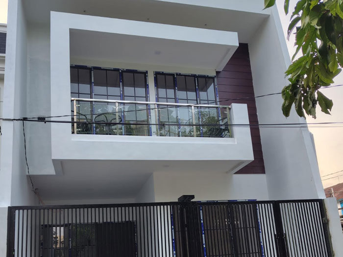 Dijual 1 Unit Rumah Baru Fasad Model American Classic di Meruya Utara, Kembangan - Jakarta Barat